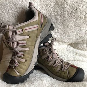Keen ladies waterproof hiking sneaker 7 1/2